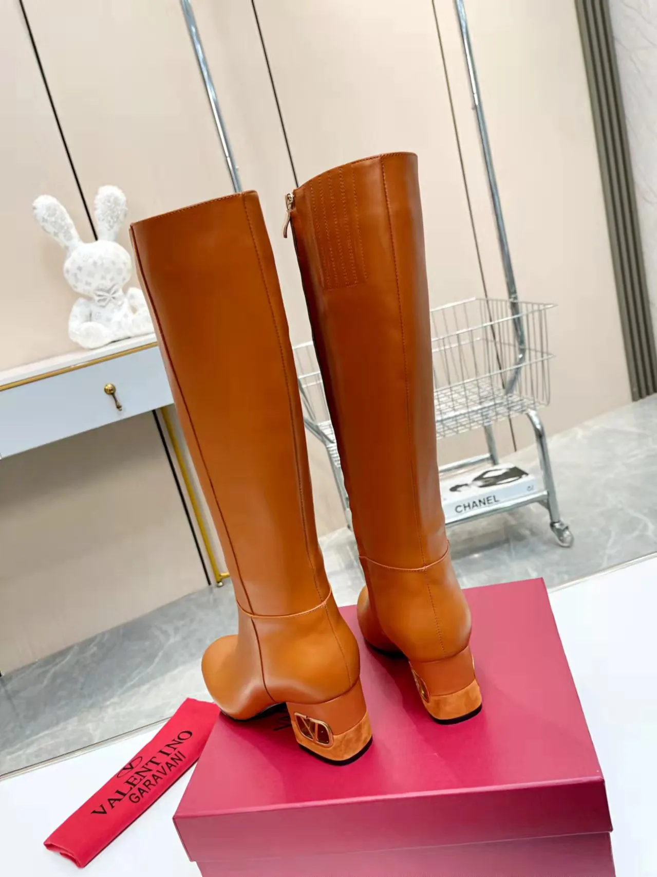 👟👟Ex-factory price 740👟👟 Genuine leather sole +40🆕 Valentino. Valentino autumn and winter fashion women's boots: Comfortable and versatile on the upper feet, showing long legs, Fabric: Imported first-layer cowhide ⚡The most popular V buckle ⚡Inside feet all genuine leather Code number: 35−40 (Customized size 41) Boot height: 15 inches